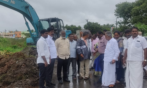 தடப்பெரும்பாக்கம் ஊராட்சியில் மழைநீர் கால்வாய் தூர்வாரும் பணி ஆய்வு