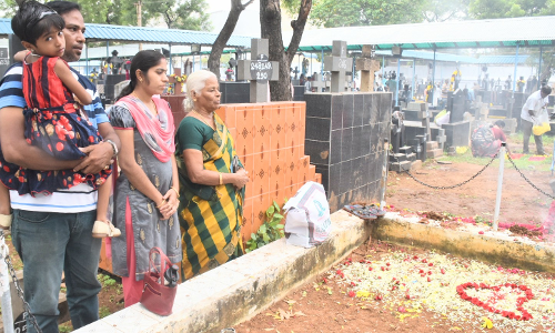 கல்லறை திருநாளையொட்டி, திருச்சியில் முன்னோர்களின் நினைவுகளுடன் மெழுகுவர்த்தி ஏற்றி அஞ்சலி