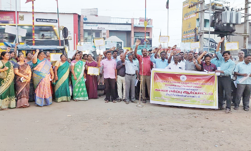 பல்வேறு கோரிக்கைகளை வலியுறுத்தி திருச்சியில் பள்ளி தலைமை ஆசிரியர்கள் ஆர்ப்பாட்டம்
