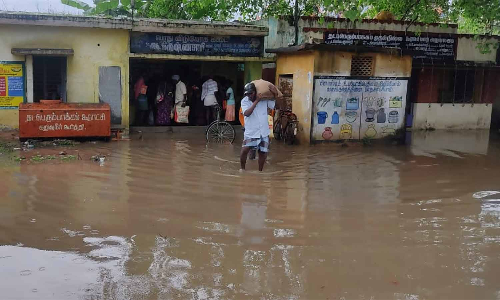 ரேஷன் கடை முன் தேங்கிய மழை நீர்: வெளியேற்ற பொதுமக்கள் கோரிக்கை