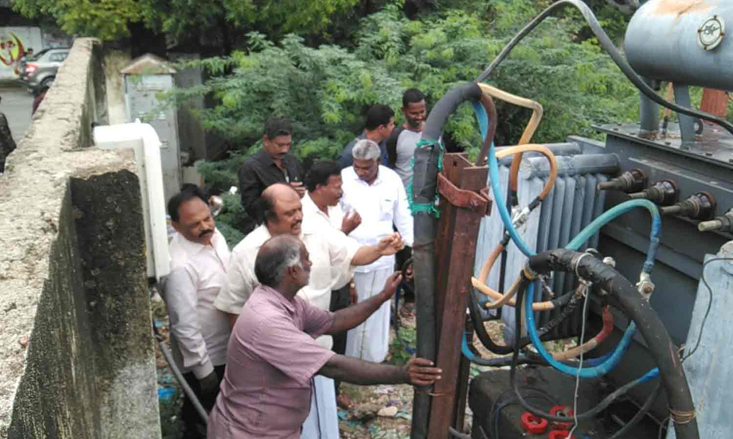 புதிய மின்சார டிரான்ஸ்பார்மர் -கென்னடி எம்.எல்.ஏ.தொடங்கி வைத்தார் புதிய மின்சார டிரான்ஸ்பார்மர் -கென்னடி எம்.எல்.ஏ.தொடங்கி வைத்தார்