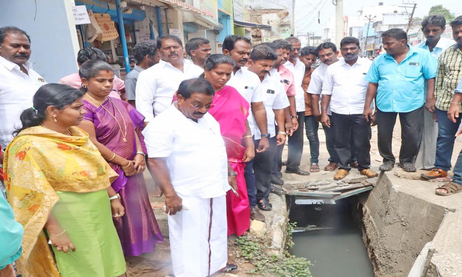 கோட்டார் பகுதியில் கழிவுநீர் ஓடை சீரமைப்பு - மேயர் மகேஷ் ஆய்வு கோட்டார் பகுதியில் கழிவுநீர் ஓடை சீரமைப்பு - மேயர் மகேஷ் ஆய்வு