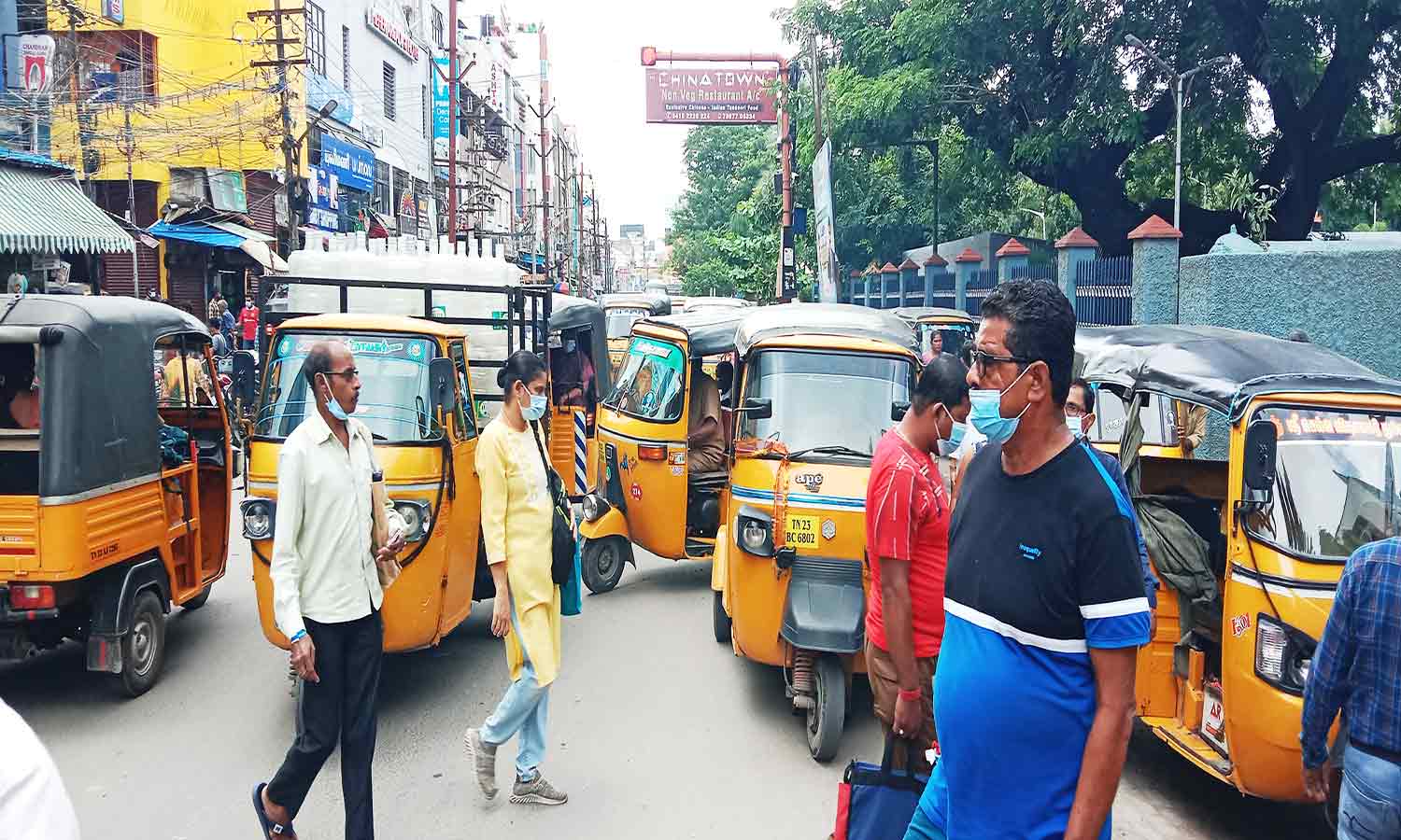 ஆற்காடு சாலையில் தடுப்புகளை அகற்றியதால் போக்குவரத்து நெரிசல்