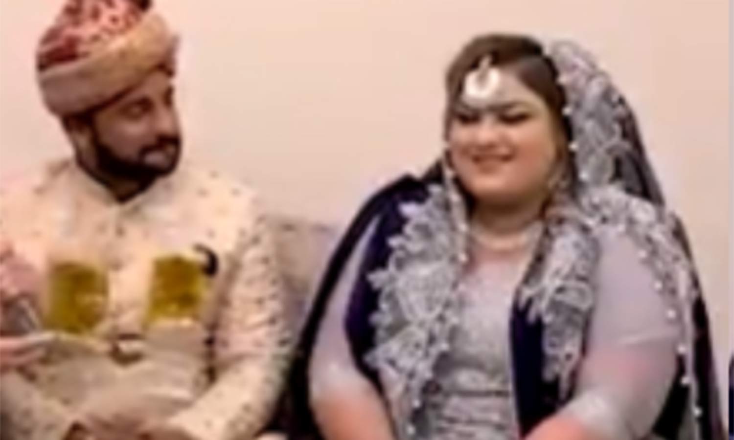 அவர் கியர் போடும் ஸ்டைலே தனி... கார் டிரைவரை காதலித்து திருமணம் செய்த பணக்கார வீட்டு பெண் அவர் கியர் போடும் ஸ்டைலே தனி... கார் டிரைவரை காதலித்து திருமணம் செய்த பணக்கார வீட்டு பெண்