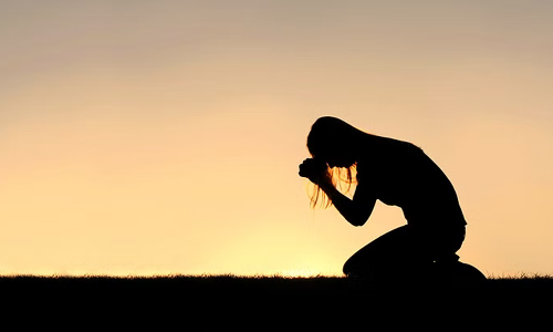 கள்ளக்காதலனை விரட்டி அடித்துவிட்டு பெண்ணை பலாத்காரம் செய்த வாலிபர்கள்