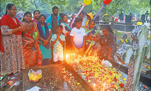 கிறிஸ்தவர்கள் கல்லறை திருநாள் அனுசரிப்பு: மெழுகுவர்த்தி ஏந்தி அஞ்சலி