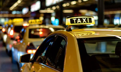 ஓடும் காரில் குழந்தை பெற்றெடுத்த பெண்: அபராதம் விதித்த வாடகை கார் நிறுவனம்