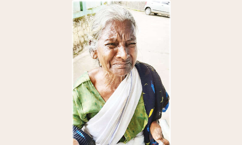 7 பிள்ளைகளை பெற்றும் கவனிப்பாரின்றி தவிக்கும் மூதாட்டி- ஆர்.டி.ஓ. அலுவலகத்தில் தஞ்சம்