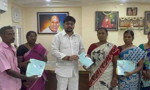 வீடுகட்ட மானிய தொகை-பிரகாஷ்குமார் எம்.எல்.ஏ. வழங்கினார்