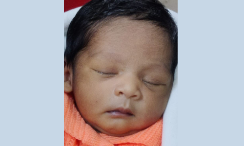 மின்சார ரெயிலில் பைக்குள் வைத்து பெண் குழந்தையை விட்டுச்சென்ற தாய்