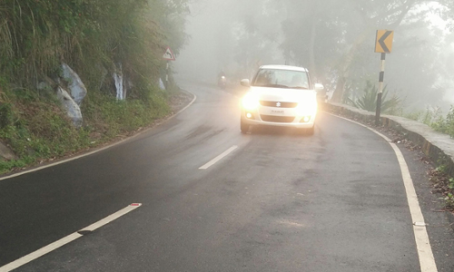 ஏற்காட்டில் தொடர் சாரல் மழை கடும் குளிரால் மக்கள் அவதி