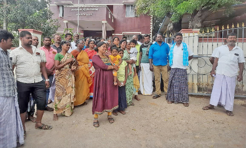 கன்னியாகுமரியில் ஓட்டல் ஊழியர் மர்ம சாவு - போலீஸ் நிலையத்தில் உறவினர்கள் முற்றுகை