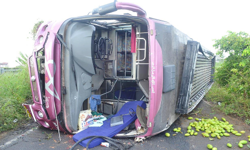 ஆம்னி பஸ் கவிழ்ந்து 15 பேர் காயம்