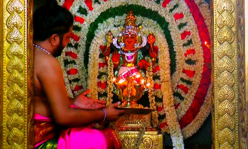 இறைவன் மீது சொட்டும் நீர்