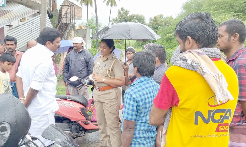 பொம்மிடி அருகே   நெடுஞ்சாலையில் குளம் போல் தேங்கிய  சாக்கடை கழிவுநீர்-பொதுமக்கள் மறியல்