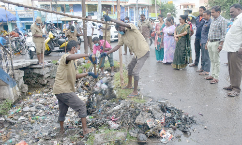 திறந்த வெளியில் குப்பைகள் கொட்டுவதை தடுக்க  கிருஷ்ணகிரியில் சாக்கடை கால்வாய்களை ஒட்டி  கம்பி வலை போட நடவடிக்கை எடுக்கப்படும்