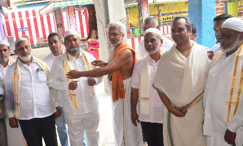 ஈஸ்வரன் கோவிலுக்கு சென்ற ஜமாத் அமைப்பு நிர்வாகிகள்- மத நல்லிணக்கத்தை விரும்புவதாக பேட்டி