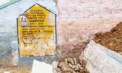 உடன்குடி தாங்கைகுளத்தில் உடைந்து போன கலுங்கு பகுதியை உடனடியாக சரி செய்ய வேண்டும் - விவசாயிகள் கோரிக்கை