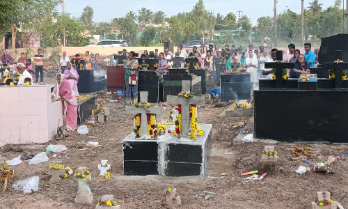 கல்லறை திருநாளையொட்டி சிறப்பு பிரார்த்தனை