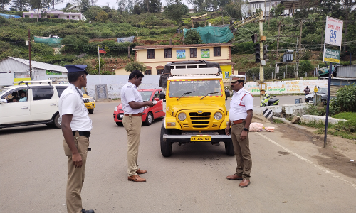 கோத்தகிரியில் போக்குவரத்து விதிகளை மீறிய 22 பேர் மீது வழக்கு