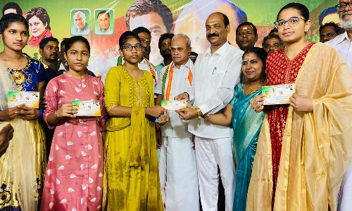 மாணவர்களுக்கு உதவிதொகை-  வைத்தியநாதன் எம்.எல்.ஏ. வழங்கினார்