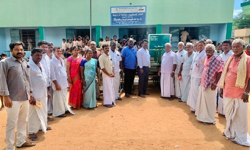 பள்ளிக்கு ரூ.2 லட்ச மதிப்பில் தளவாடப் பொருள்கள் வழங்கும் விழா