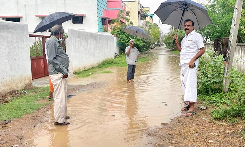 மணிமூர்த்தீஸ்வரம் பகுதியில்  தேங்கிய மழைநீர் அகற்றம் -  3-வது வார்டு கவுன்சிலர் ஏற்பாடு