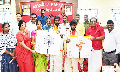 குடியாத்தத்தில் குப்பையில் வீசப்பட்ட வைரக் கம்மல்களை மீட்டுத் தந்த தூய்மை பணியாளர்களுக்கு பாராட்டு