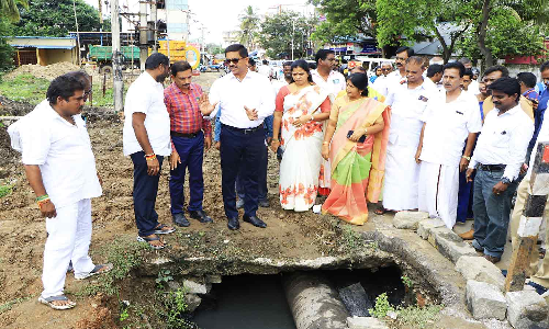 வேலூர் மாநகராட்சி பகுதியில் பாதாள சாக்கடை, சாலை பணிகளை விரைந்து முடிக்க வேண்டும்
