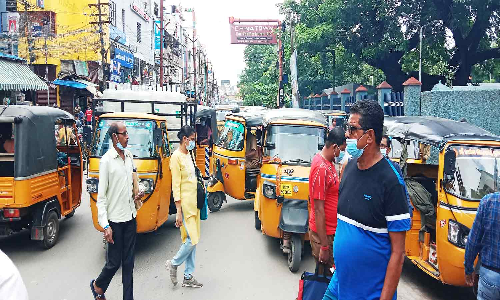 ஆற்காடு சாலையில் தடுப்புகளை அகற்றியதால் போக்குவரத்து நெரிசல்