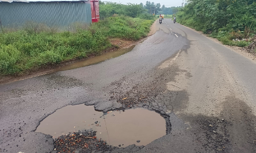 வடுகபாளையத்தில்சாலையின் நடுவே திடீர் பள்ளம்
