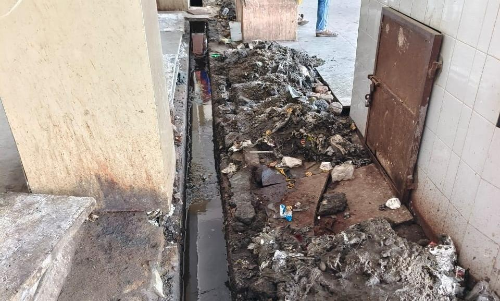 மேட்டுப்பாளையம்  பஸ் நிலையத்தில் குவிந்து கிடக்கும் கால்வாய் கழிவுகள்