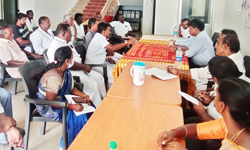 மல்லிப்பட்டினம் மீன்பிடி துறைமுகத்தில் பருவமழை முன்னெச்சரிக்கை ஆலோசனை கூட்டம்