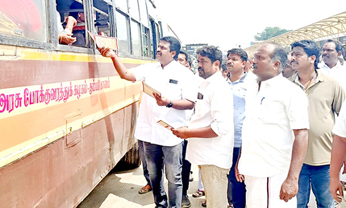 பொதுமக்களிடம் இந்தி திணிப்புக்கு எதிரான துண்டு பிரசுரம்