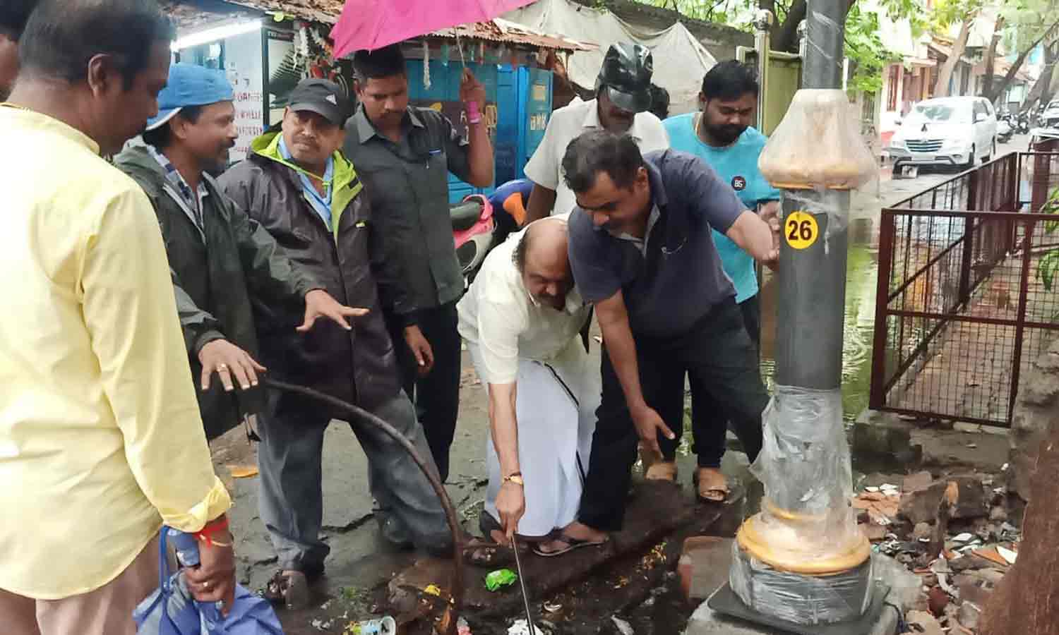 கொட்டும் மழையில் கென்னடி எம்.எல்.ஏ. ஆய்வு கொட்டும் மழையில் கென்னடி எம்.எல்.ஏ. ஆய்வு