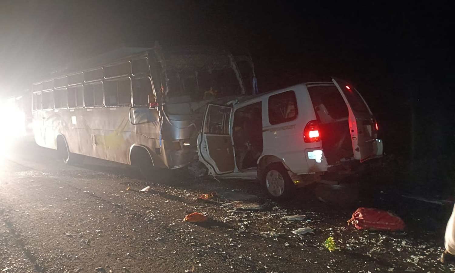 கார் விபத்தில் 11 பேர் பலி... பிரதமர் மோடி இரங்கல் கார் விபத்தில் 11 பேர் பலி... பிரதமர் மோடி இரங்கல்