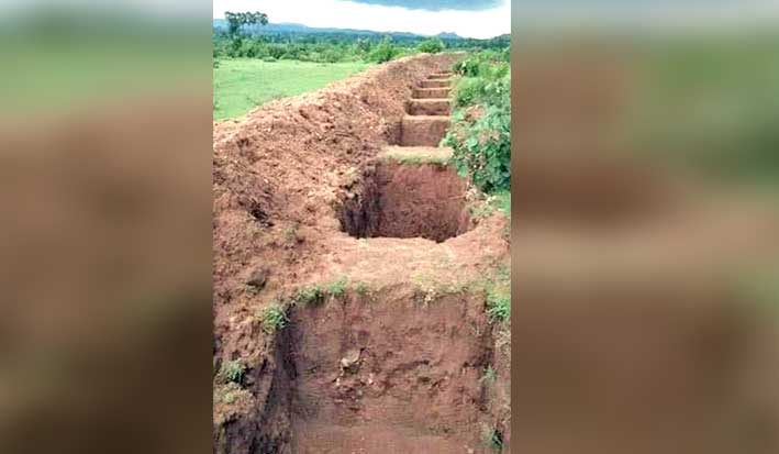 உடன்குடியில்  மழைநீர் தேங்க குழி அமைத்த விவசாயிகள்