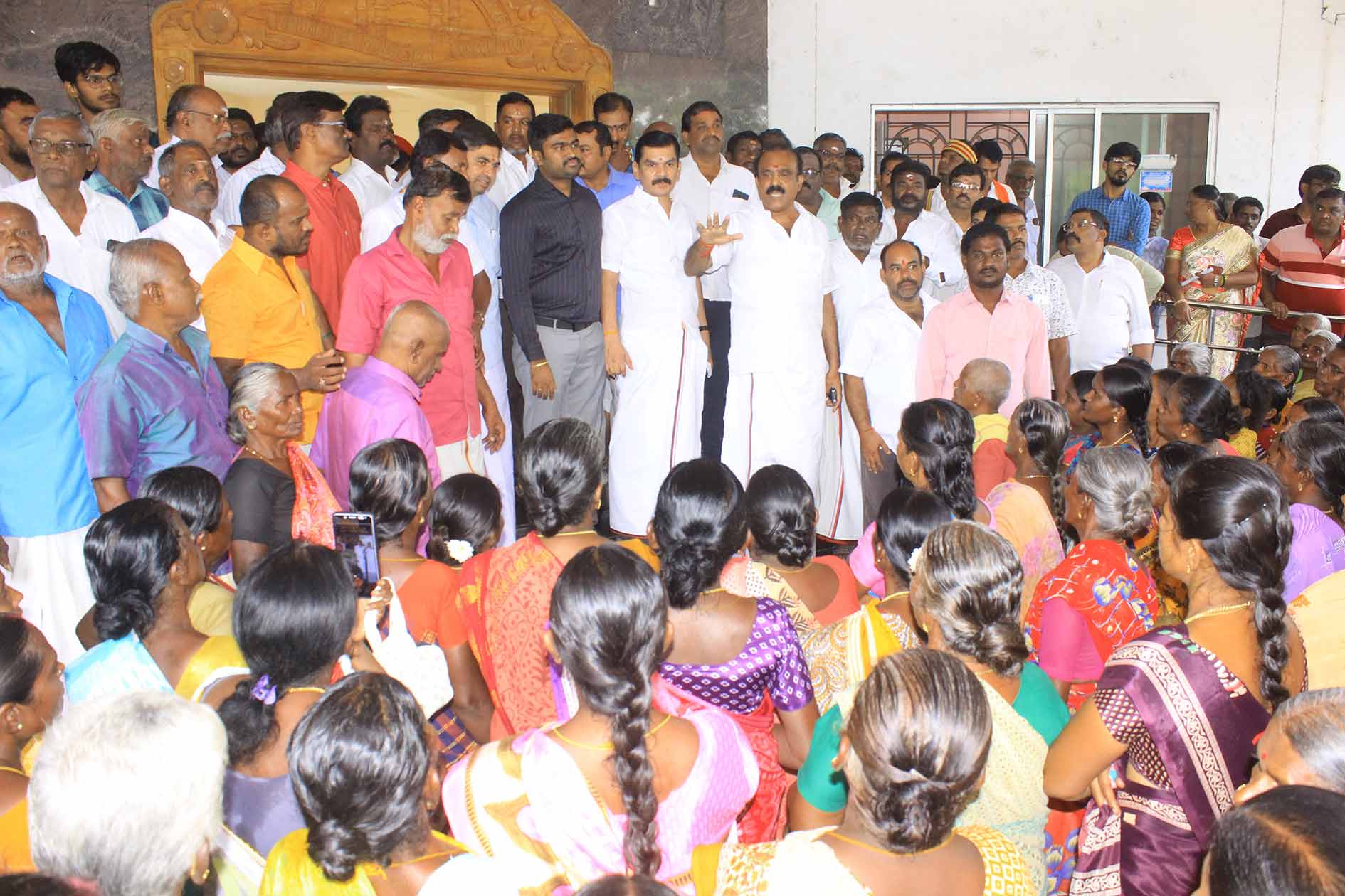 நெல்லை சந்திப்பு பஸ் நிலையத்தை திறக்க கோரி மாநகராட்சி கமிஷனர் அலுவலகத்தை வியாபாரிகள் முற்றுகை