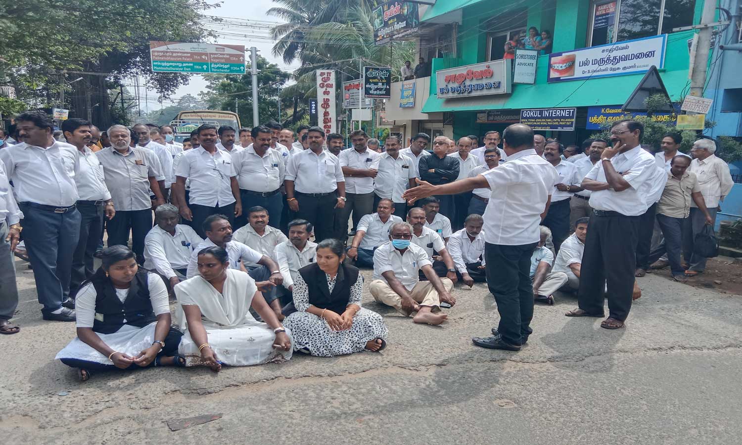 இரணியலில் வக்கீல்கள் சாலை மறியல்