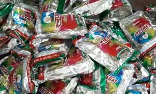 பண்ணாரி சோதனை சாவடி வழியாக வேனில் சாணிக்குள் மறைத்து கடத்திய ரூ.10 லட்சம் குட்கா பறிமுதல்