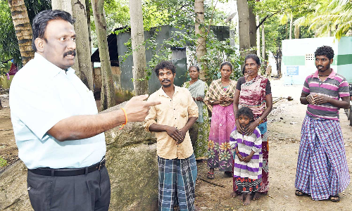 மழைக்காலங்களில் பள்ளி குழந்தைகளுக்கு சுகாதாரமான குடிநீர் வழங்க வேண்டும் கலெக்டர் முரளிதரன் உத்தரவு