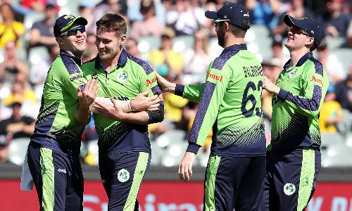 நியூசிலாந்து 185 ரன்கள் குவிப்பு- அயர்லாந்து வீரர் ஹாட்ரிக் விக்கெட் எடுத்து அசத்தல்