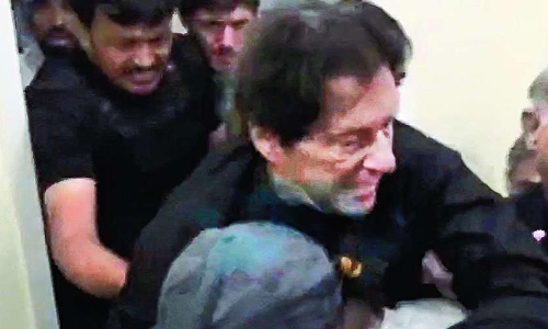 இம்ரான்கான் மீது துப்பாக்கிச்சூடு: குற்றவாளியின் வீடியோவை வெளியிட்ட அதிகாரிகள் சஸ்பெண்ட்