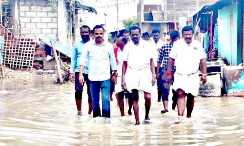 மழை நீர் சூழ்ந்த வீடுகளை முருகேசன் எம்.எல்.ஏ. ஆய்வு