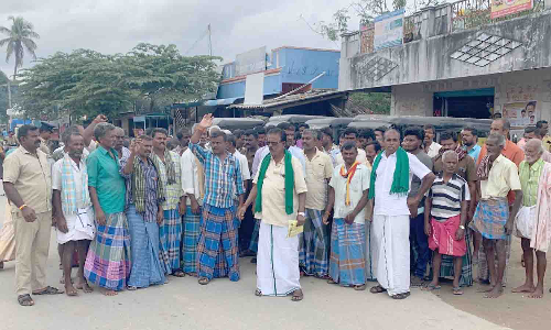 வேப்பனப்பள்ளி அருகே   மார்கண்டேயன் நதி குறுக்கே   மேம்பாலம் அமைத்து தர கிராம மக்கள் கோரிக்கை