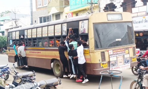 பேருந்து படியில் நின்று பயணம் செய்யும் மாணவர்கள்
