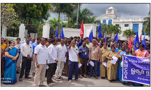 ஓசூர் மாநகராட்சி முன்பு   ஊழியர்கள் கவன ஈர்ப்பு போராட்டம்