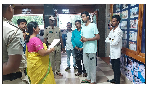 பள்ளி வாகனத்தை இயக்கி 2 உயிர்களை பலி வாங்கிய  வாகன ஓட்டுனர்கள் மீது நடவடிக்கை எடுக்க கோரி கலெக்டரிடம் மனு