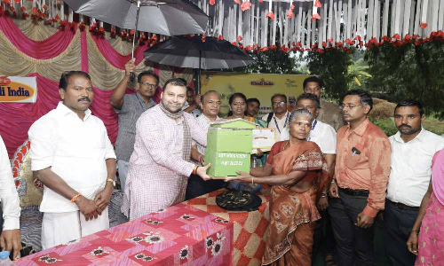 மலைவாழ் பெண்களுக்கு தேனீ வளர்ப்பு பயிற்சி முகாம்