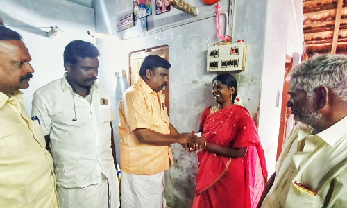 தீக்குளித்து உயிரிழந்த சுங்க சாவடி ஊழியர் குடும்பத்திற்கு நிதி உதவி